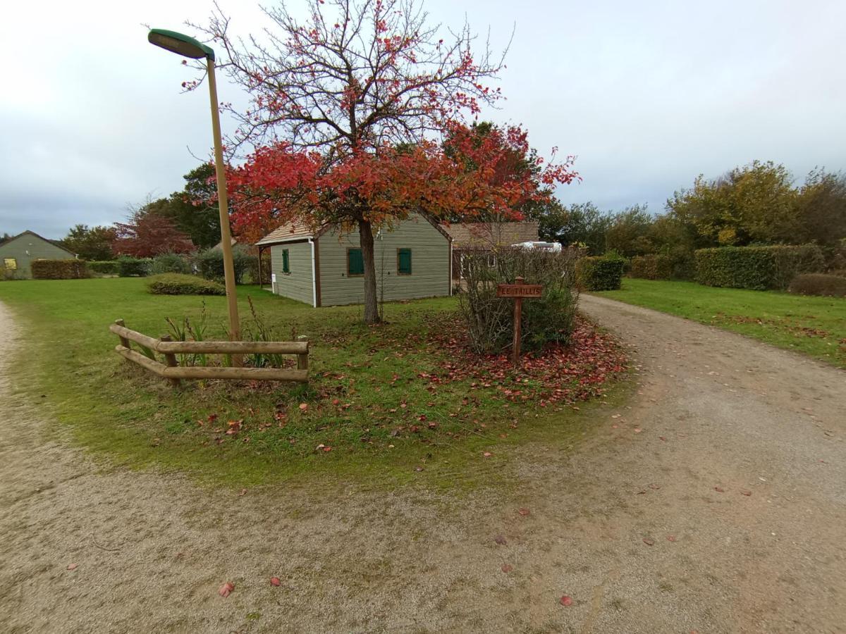 Les Maisonnettes Du Lac - Base De Loisirs Lavare Exterior foto