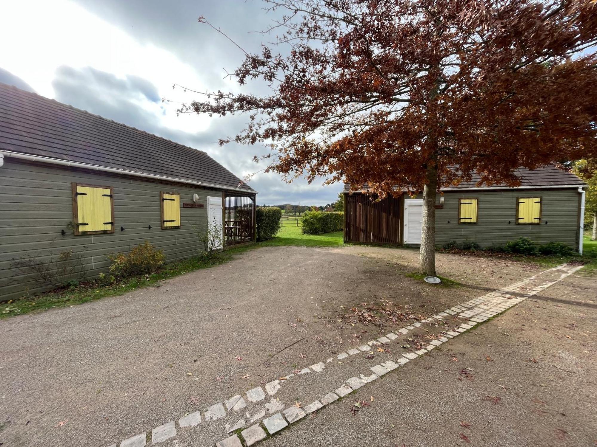Les Maisonnettes Du Lac - Base De Loisirs Lavare Exterior foto